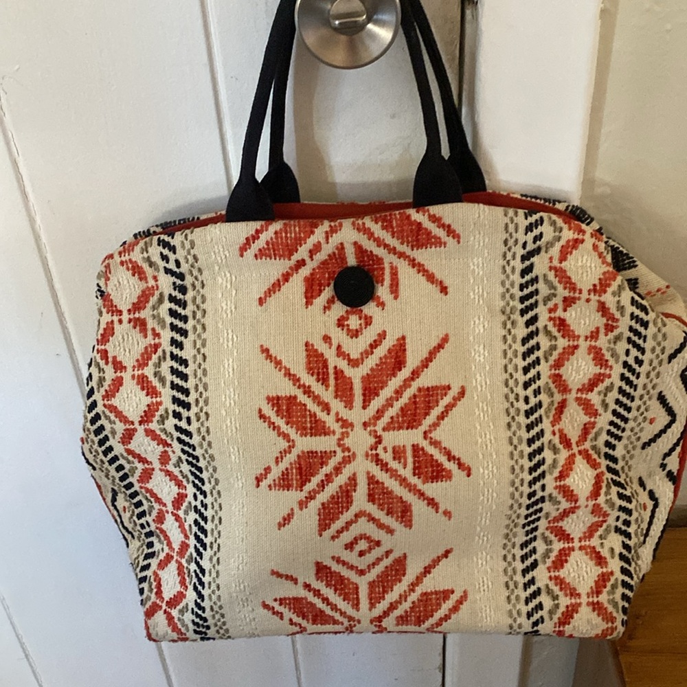 Elegant Black and Red Tote with Nordic Flair - Picture 8 of 8